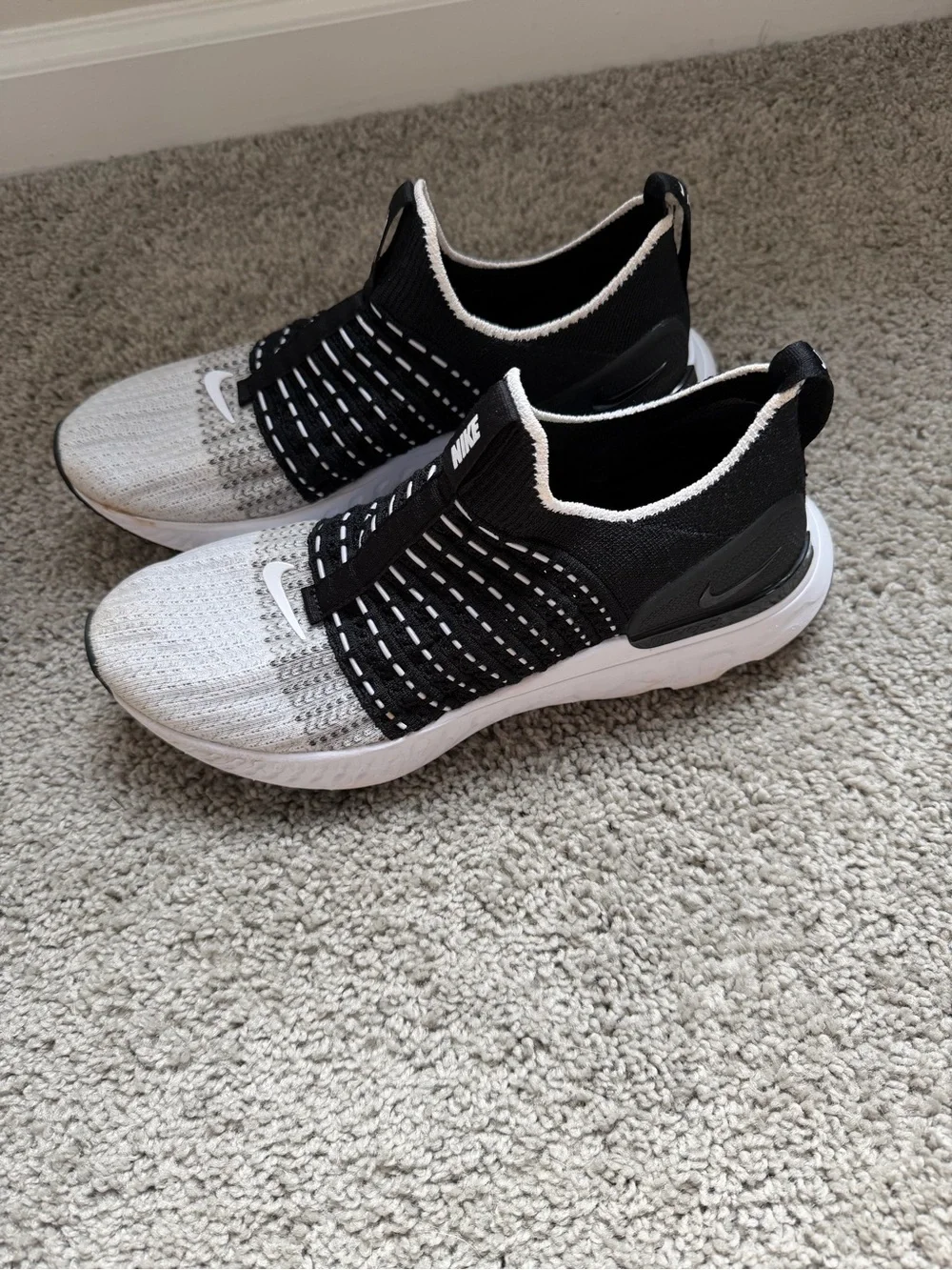 Women's Nike React Phantom Run Flyknit 2 Black White Size 9 - Picture 3 of 6